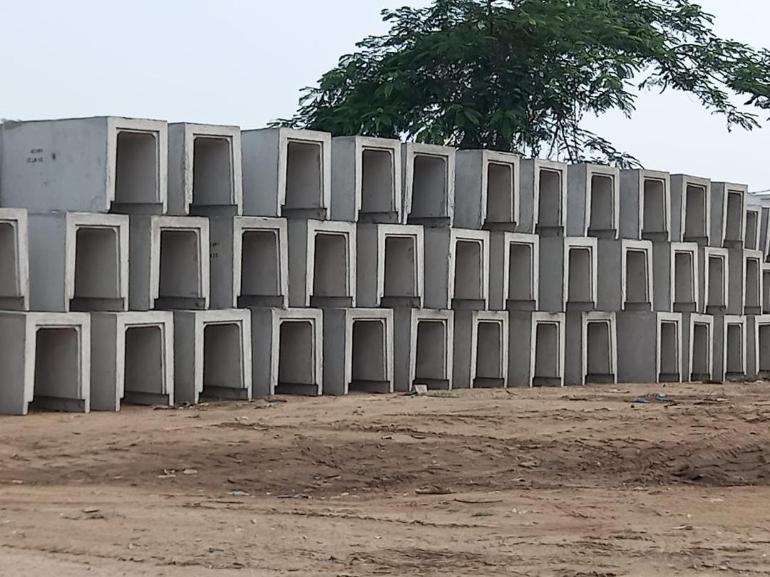 Éléments préfabriqués en béton empilés sur le site NEGATP